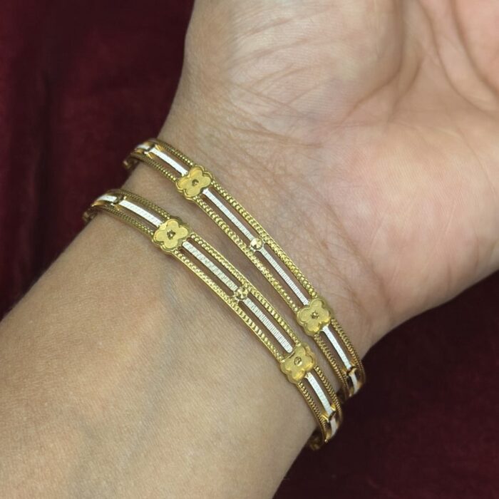 WHITE GOLD FLOWER LINE BANGLE(BA021)