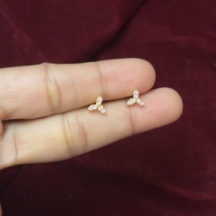 DIAMOND REPLICA TRIANGLE STUD/ NOSE PIN  (STD015)