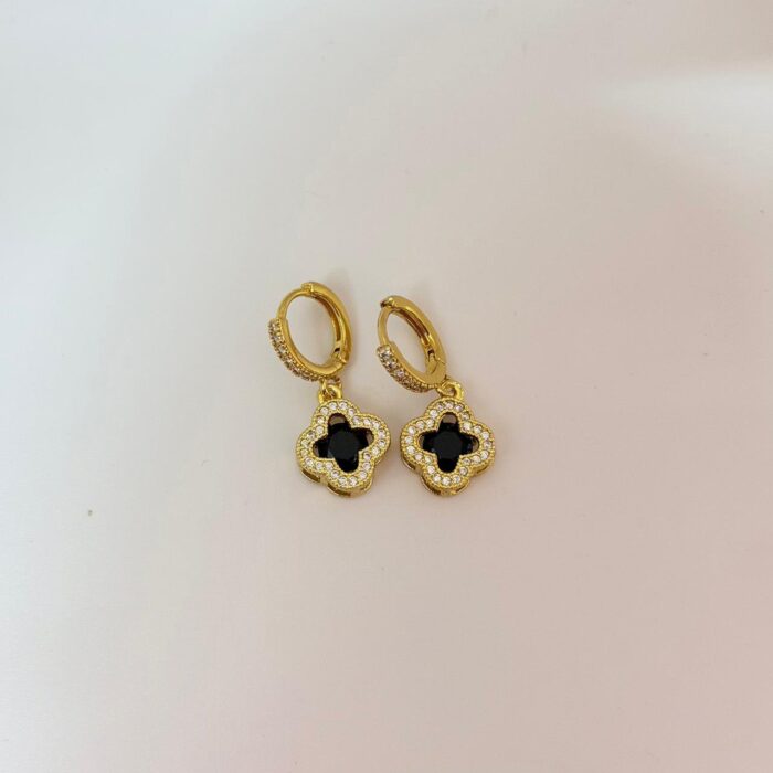8 GOLD STUD AND BLACK HANGING  ( GHSTD006)