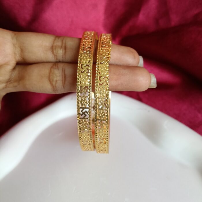 GOLD PLATED BIG FLOWER BANGLE BA027