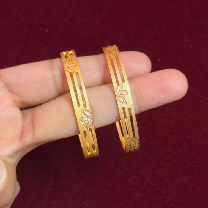 KIDS GOLD PLATED HOLL LINES FLOWER BANGLE (KD028)