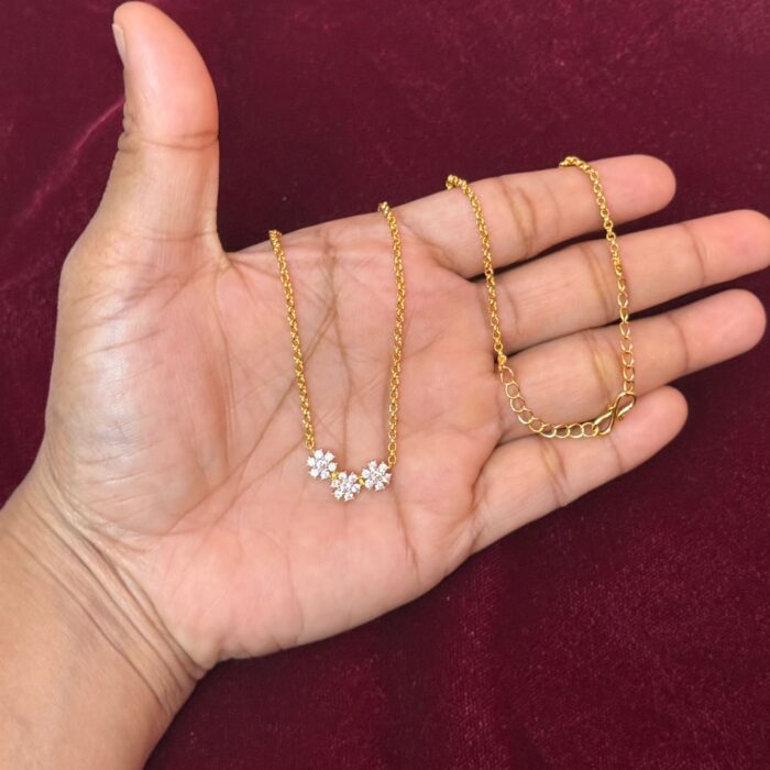 (NECK047) GOLD PLATED CHAIN AD STONE 3 FLOWER PENDENT