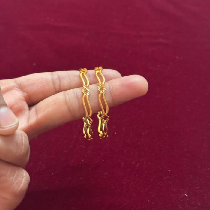 KIDS GOLD PLATE LINES WAVE BANGLE (KD053)
