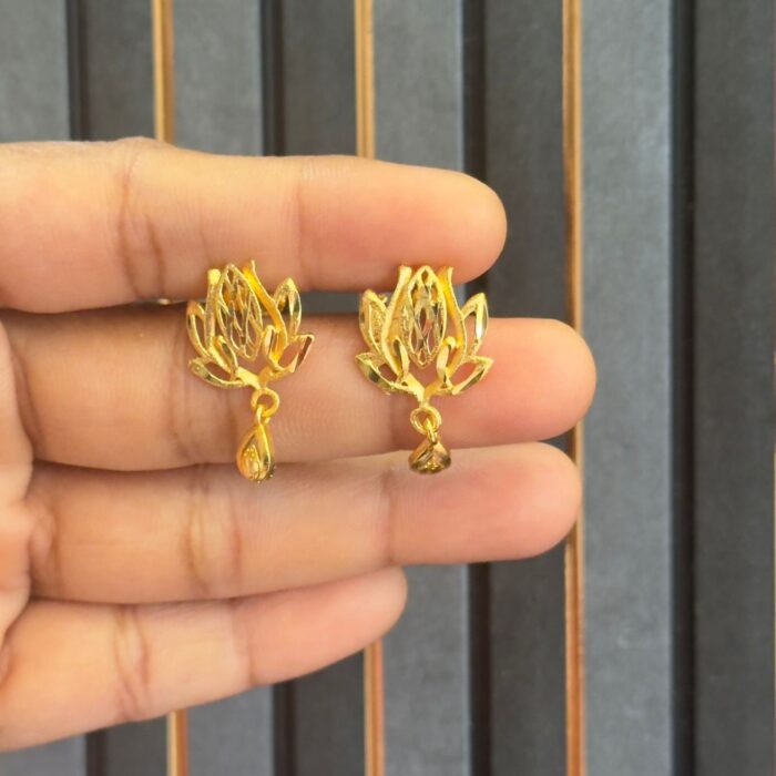 (GHSTD009) GOLD PLATED LOTUS EARRING