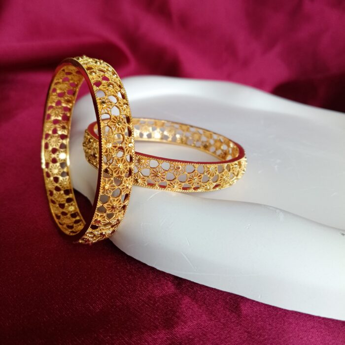 GOLD PLATED NET FLOWER BANGLE (BA035)