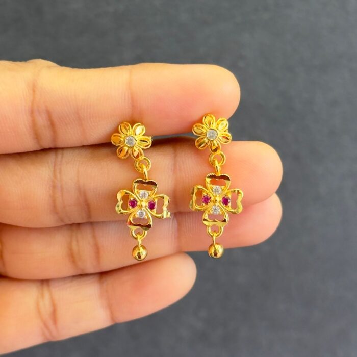 (GHSTD015) GOLD PLATED SMALL FLOWER STONE EARRING